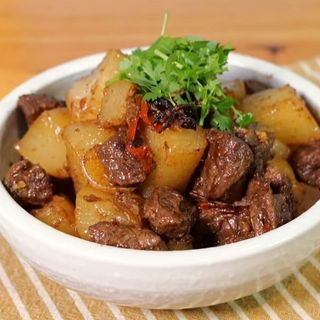 ENTRAÑA DE TERNERA ESTOFADO牛腩煲