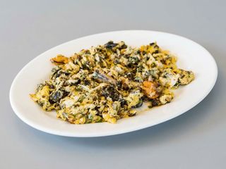 Revuelto de ortigas y langostinos