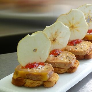 Foie de pato en taco con Ibérico y base de mermelada de manzana