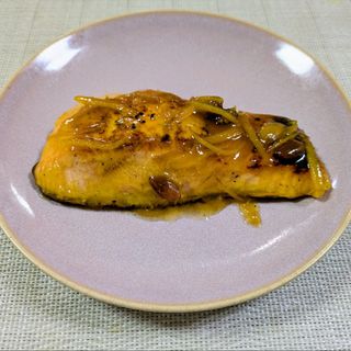 Salmón salsa naranja