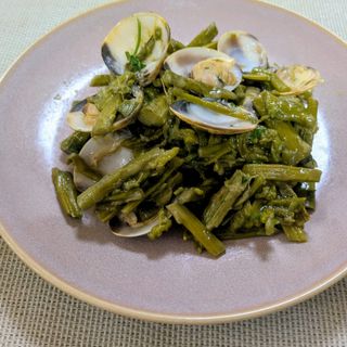 Espárragos salteados con almejas y gambas