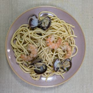 Espaguetis con almejas y gambas