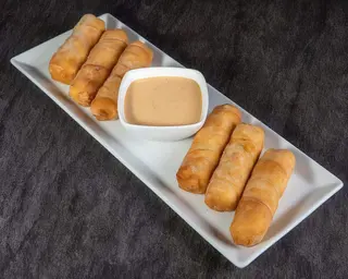 Ración de tequeños ahumados y tomates secos