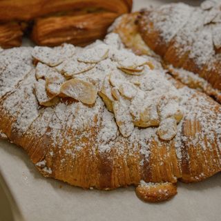 Croissant De Almendras