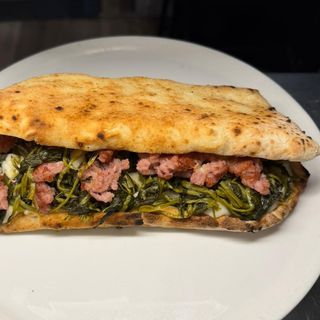 Panuozzo de salsiccia e friarelli