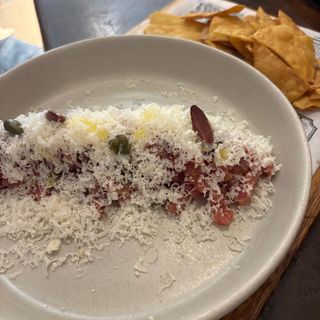 Tartar de atún con nieve de parmesano