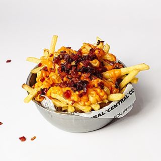 Fritas Max con salsa cheddar y chips de bacon