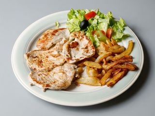 Plato lomo con patatas y ensalada 