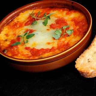 Queso provola ahumado en salsa de tomate