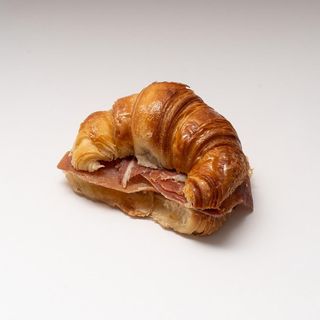 Medialuna con Jamón Serrano