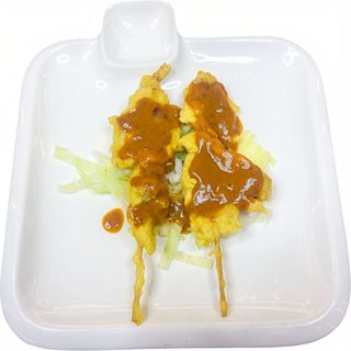 22 Brochetas de pollo satay (4 pzs.)