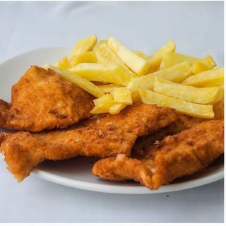 Pechuga de pollo empanada con patatas y ensalada