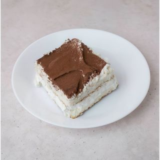 Tarta tiramisu en porción
