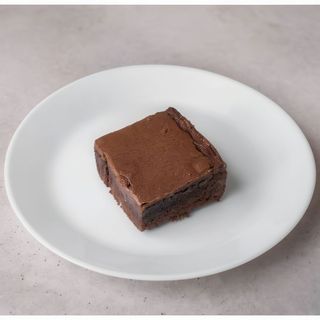 Tarta brownie en porción
