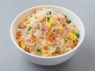 Arroz frito con tres delicias