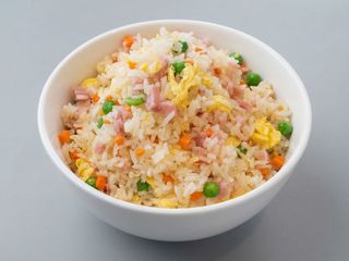 Arroz frito con tres delicias