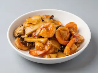 Gambas con bambú y setas