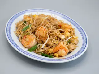Fideos de arroz fritos con tres delicias 