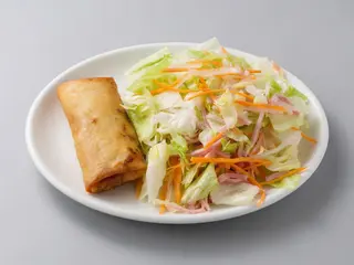 Rollo primavera con ensalada 