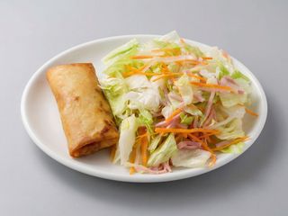 Rollo primavera con ensalada