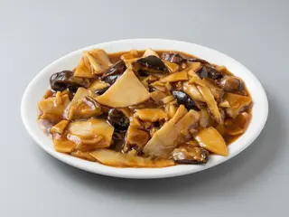 Bambú y setas chinas salteadas