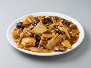 Bambú y setas chinas salteadas