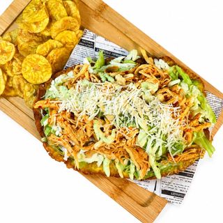 Patacon de pollo mechado