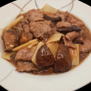 Ternera con bambú y setas chinas