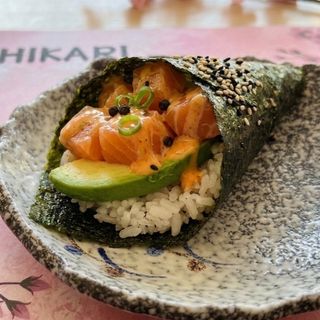 Temaki de salmón (1pz)