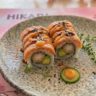 Uramaki de salmón flambeado (8pz)