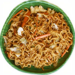 Yakisoba con verduras y huevo