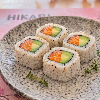 Uramaki de salmon aguacate