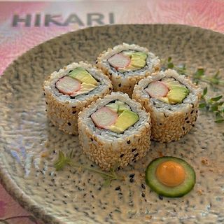 Uramaki de surimi aguacate