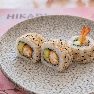 Uramaki de tempura langostino y aguacate