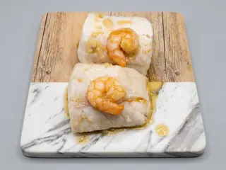 Merluza con gambas al ajillo