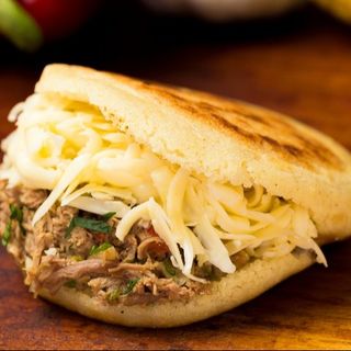 COMBO ZOMBI:: 6 AREPAS FRITAS CON CHEDDAR+REFRESCO 1,5L