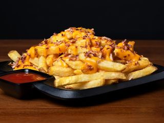 Patatas con cheddar y bacon