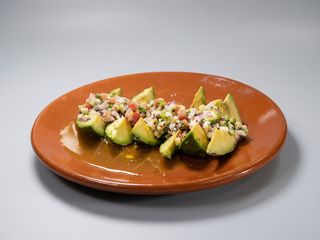 Aguacate a la brasa con pesto de cilantro