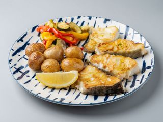 Bacalao a la plancha con salteado de verduras