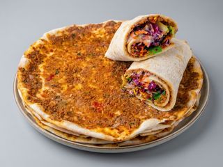 Lahmacun completa de ternera