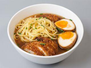 Ramen ( sopa con  huevo, nori, pollo empanado)