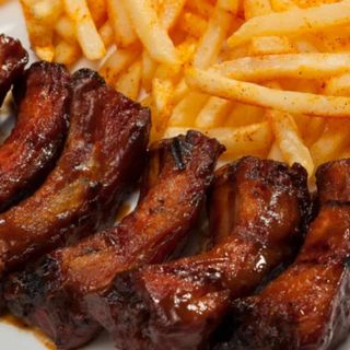 costillas de cerdo con bbq coreana y patatas fritas