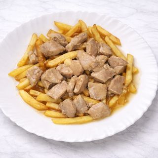 Lomo al ajillo con guarnición