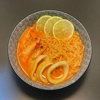 Fideos Tom Yum de marisco 冬阴功海鲜面
