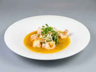 Langostinos salteado con jengibre y cebolleta