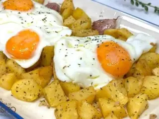 Ración De Patatas, Huevos Y Alioli