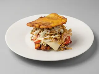 Patacón de carne mechada