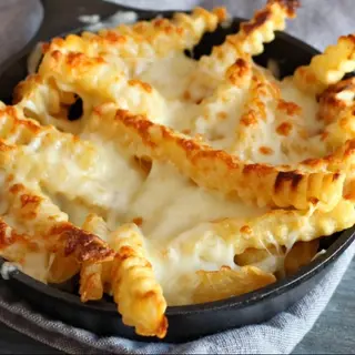 Loaded Fries/ Patata con mozarella small