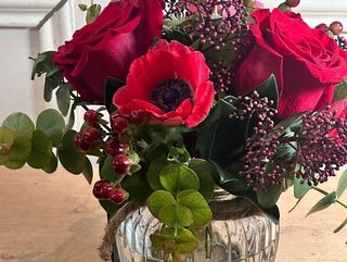 Jarrón Cuerda con Rosas Rojas