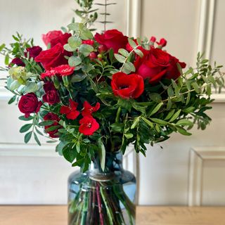 Ramo de Rosa Y Flores Rojas